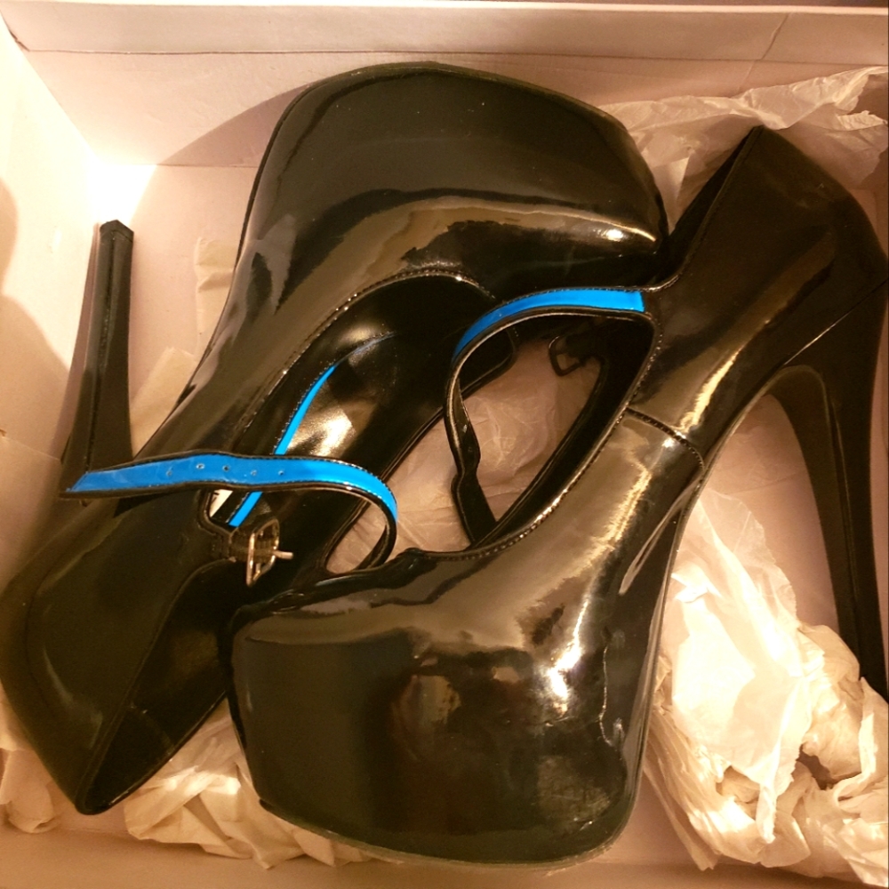 Steve Madden Black Patent Pumps